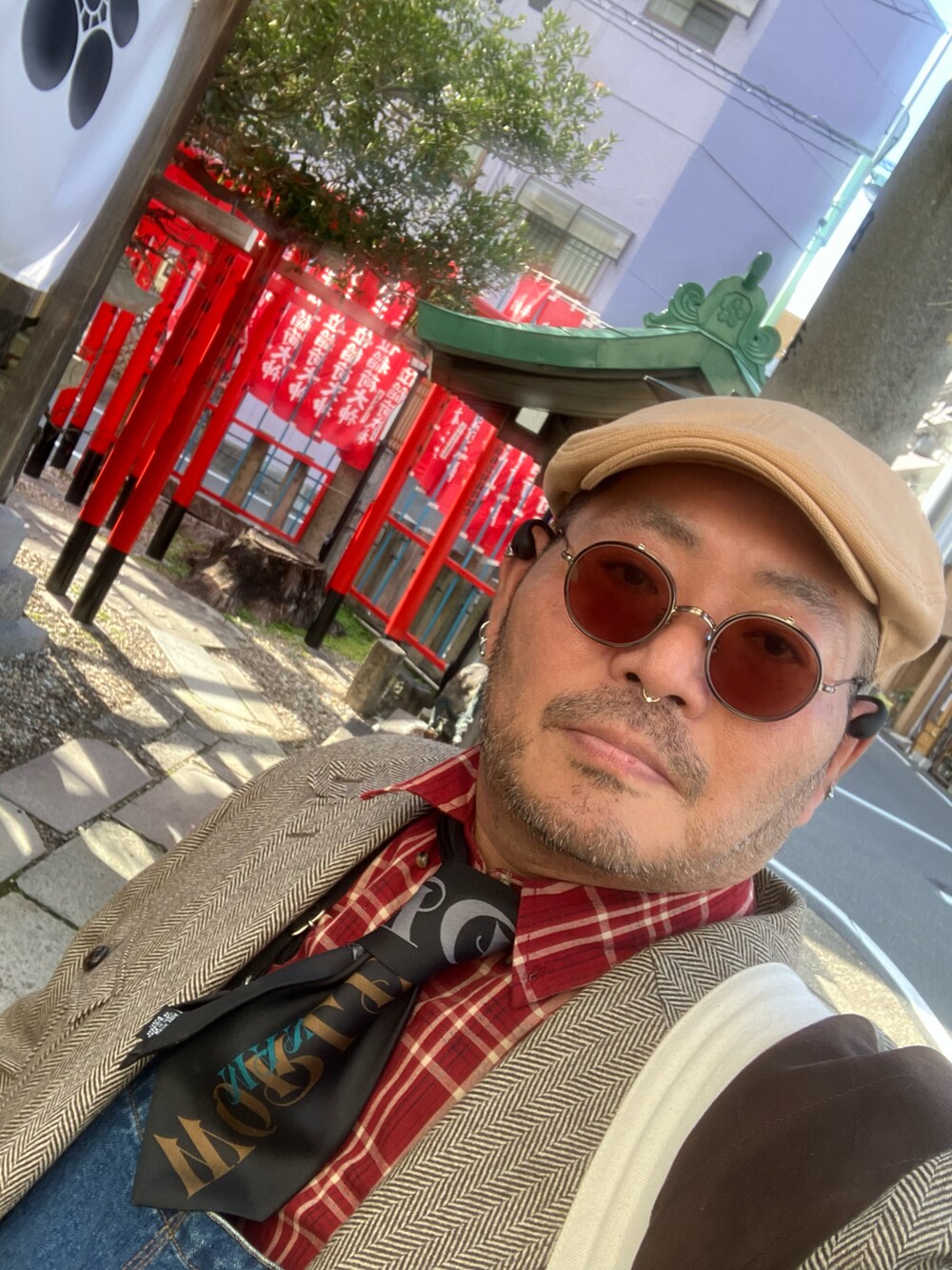 ブラウン系のスリッポン、ベージュ系のハンチング/ベレー帽、ブラック系のファッション雑貨を着用したメンズの春コーディネートの3枚目の写真