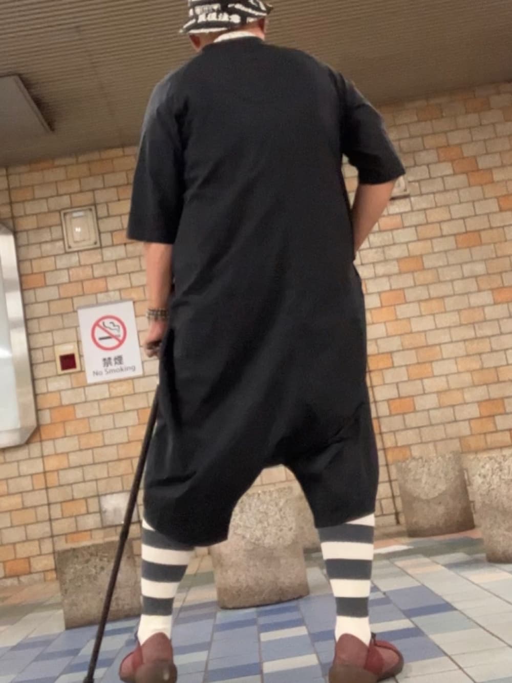 ブラック系のサロペット/オーバーオール、ホワイト系のシャツ/ブラウス、ブラック系のハットを着用したメンズの秋コーディネートの3枚目の写真