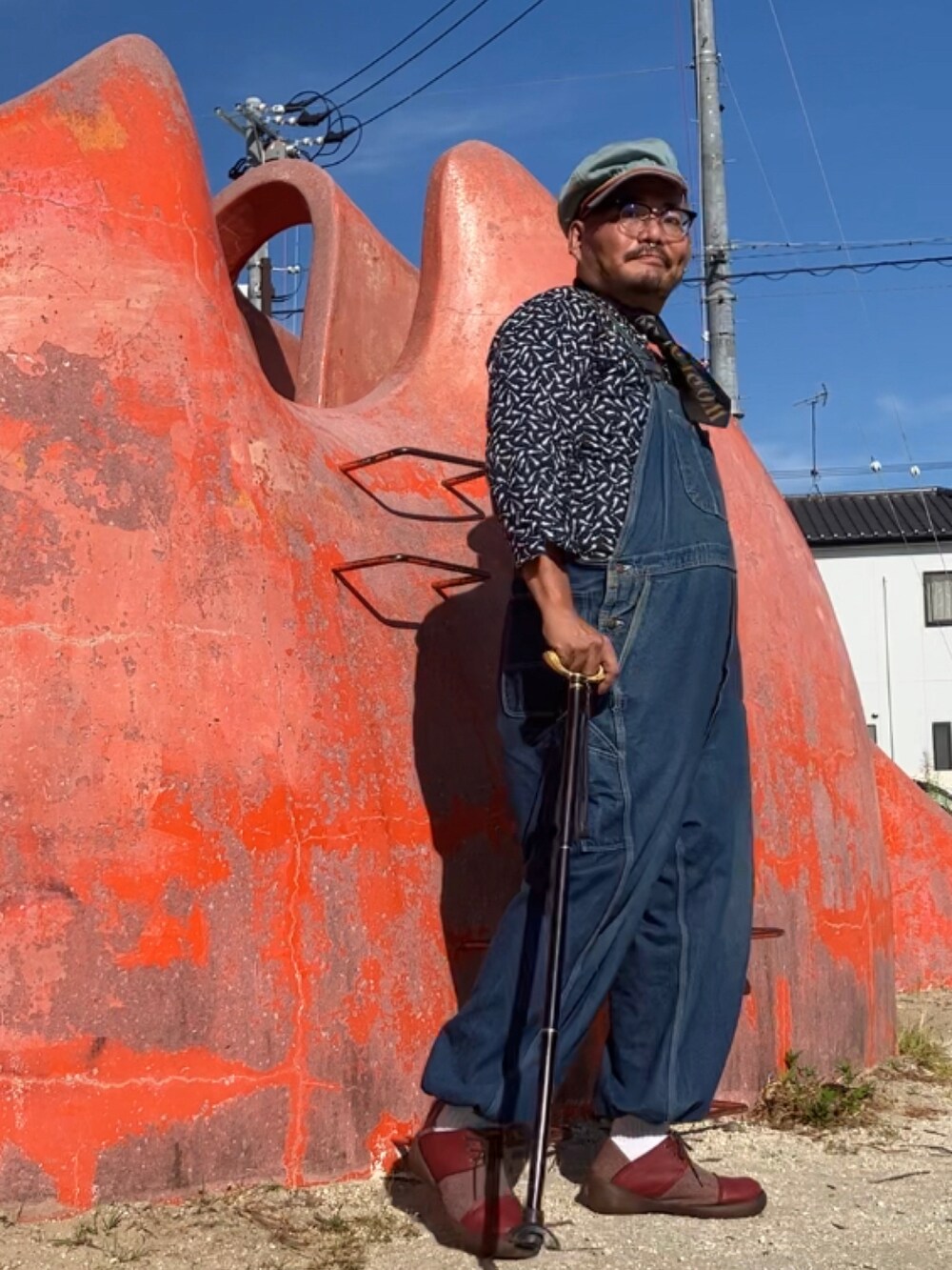 その他のその他トップス、ブラウン系のスリッポン、ブラック系のネクタイを着用したメンズの秋コーディネートの2枚目の写真