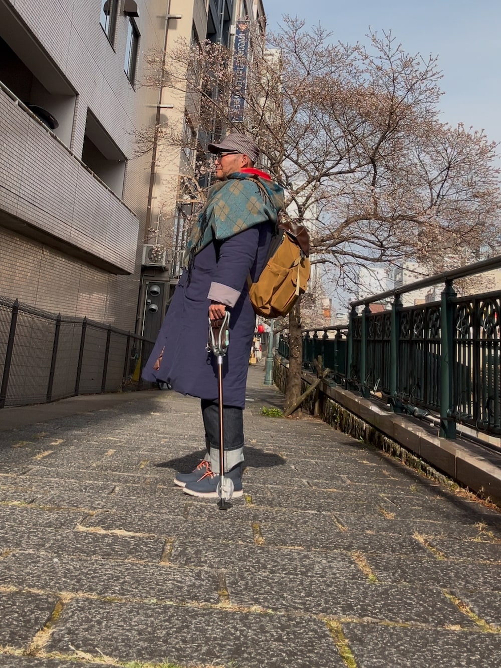 ブルー系のブーツ、ブルー系のデニムパンツ、ブルー系のその他アウターを着用したメンズの冬コーディネートの3枚目の写真