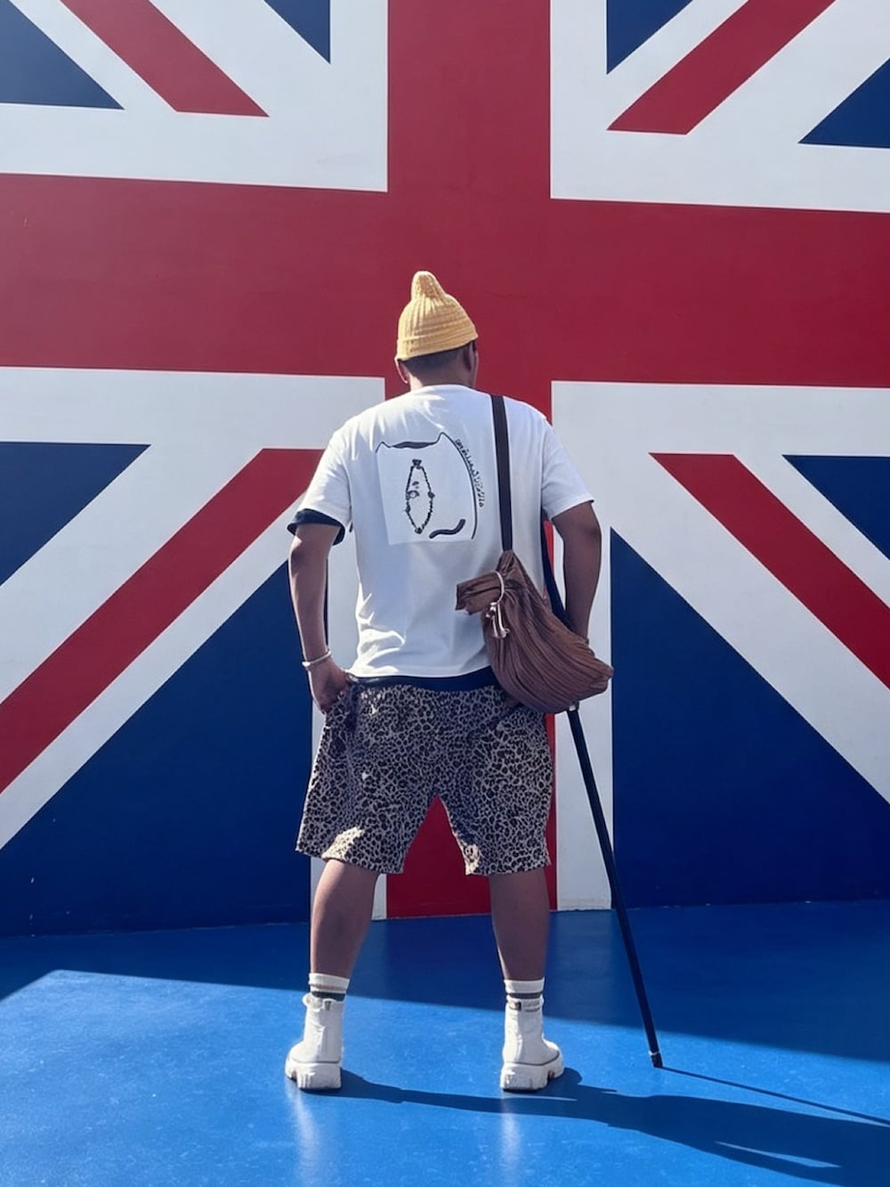 ホワイト系のTシャツ/カットソー、その他のショルダーバッグ、その他のその他パンツを着用したメンズの夏コーディネートの4枚目の写真
