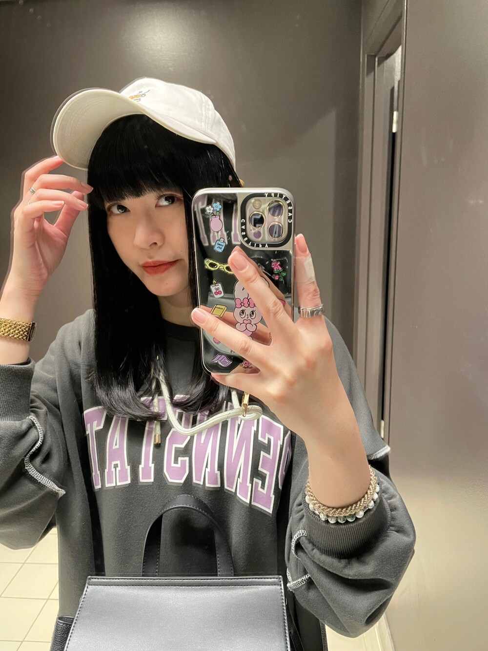 ホワイト系のスニーカー、ベージュ系のジャケット/アウター、グレー系のスウェットを着用したレディースの秋コーディネートの2枚目の写真