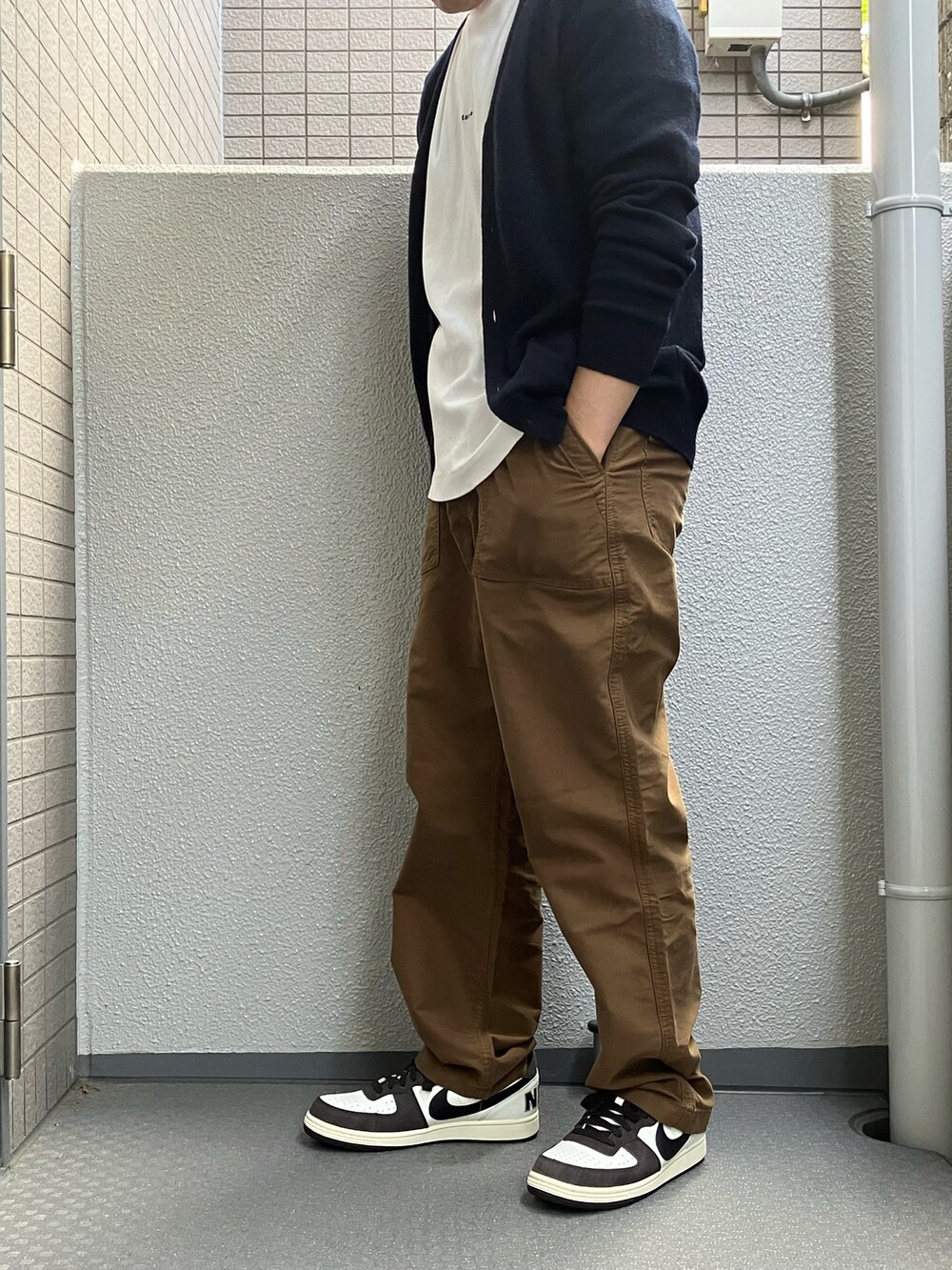 「秋服まるっと大公開、秋服コーデ、秋のコーデ、シンプルコーデ、休日コーデ、お出かけコーデ、NIKE、ターミネーター、カーディガン、秋服準備はじめました、秋コーデ、ワイドパンツ、ブラウン、秋冬コーデ、休日スタイル」｜「NIKE ターミネーターのアイテム（スニーカー、ホワイト系）」を使った、shinさん（メンズ・168cm）の秋コーディネートの2枚目の写真