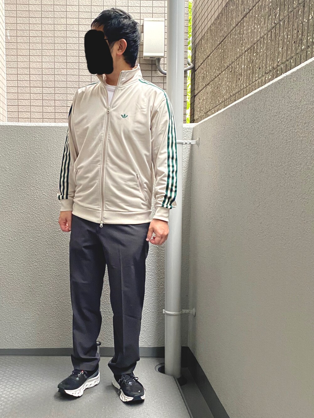 「スポーツミックス、秋コーデ、スニーカー、スラックス、トラックジャケット、ジャージ、adidas、秋服、きれいめカジュアル」｜「Onのアイテム（スニーカー、ブラック系）」を使った、shinさん（メンズ・168cm）の秋コーディネートの2枚目の写真