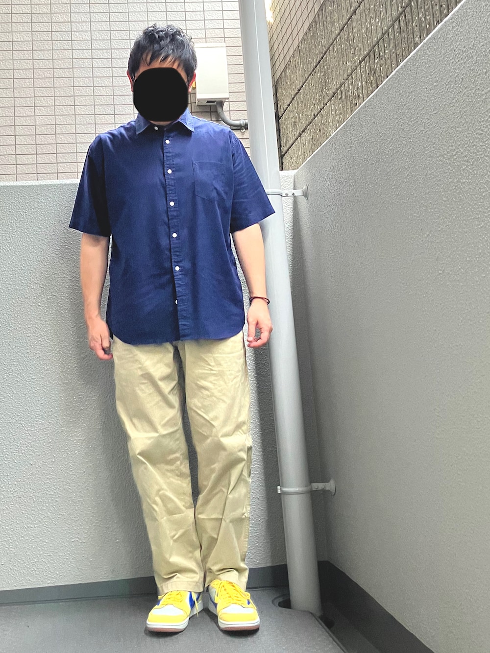 「アツいコーデ全部見せ、お出かけコーデ、シャツスタイル、夏コーデ、スニーカー、チノパン、シャツ、休日スタイル、NIKE、エアジョーダン、UNIQLO、ネイビー、ベージュ、イエロー」｜「NIKEのアイテム（スニーカー、イエロー系）」を使った、shinさん（メンズ・168cm）の夏コーディネートの2枚目の写真