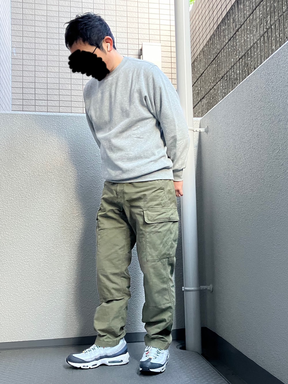 「スニーカー、スニーカーコーデ、カーゴパンツ、ワイドパンツ、スウェット、レトロX、エアマックス、お出かけコーデ、おでかけコーデ、休日スタイル、春コーデ、プチプラ、エアマックス95、NIKE」｜「NIKEのエアマックス95（スニーカー、グリーン系）」を使った、shinさん（メンズ・168cm）の春コーディネートの2枚目の写真