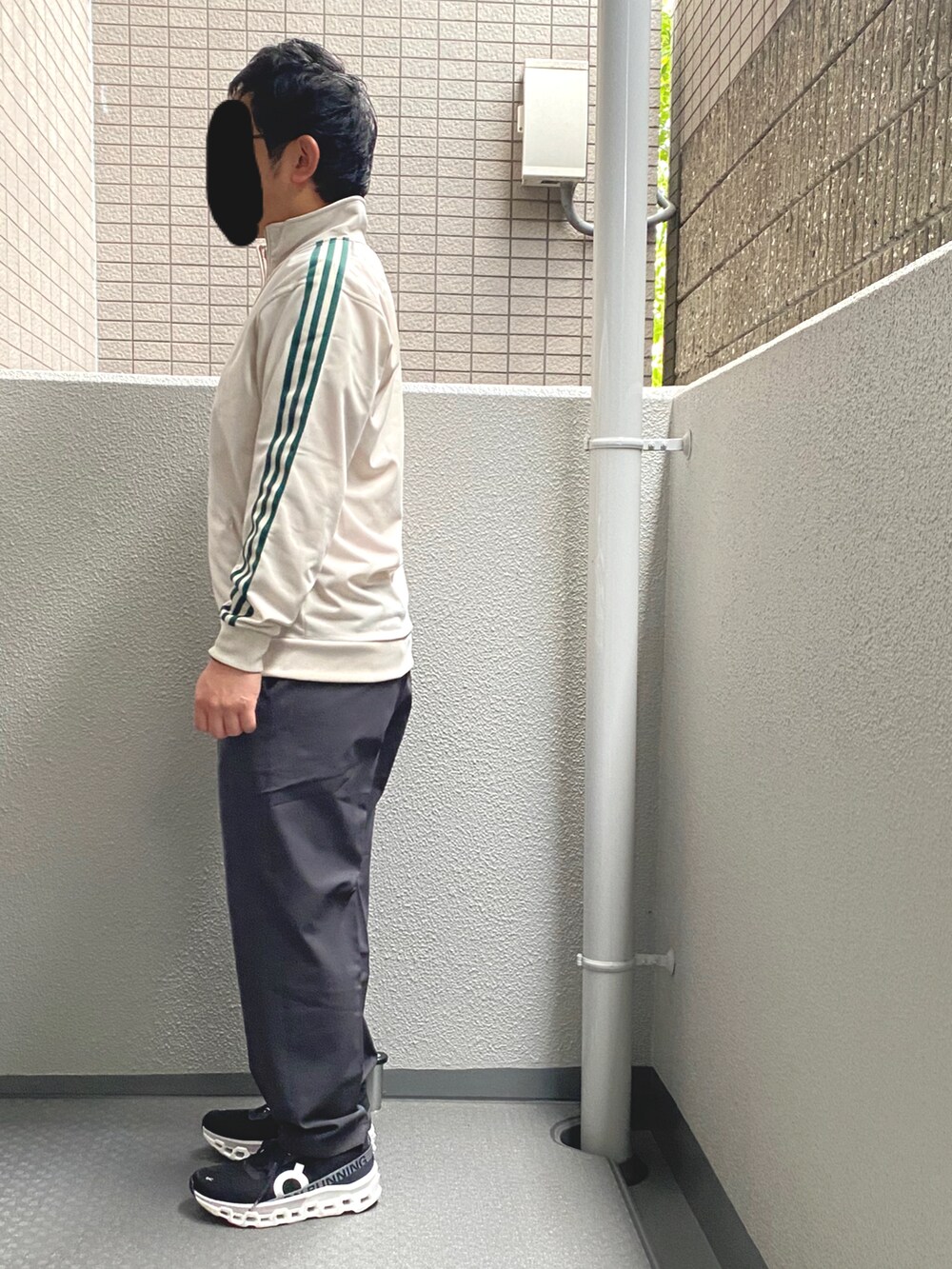 「スポーツミックス、秋コーデ、スニーカー、スラックス、トラックジャケット、ジャージ、adidas、秋服、きれいめカジュアル」｜「Onのアイテム（スニーカー、ブラック系）」を使った、shinさん（メンズ・168cm）の秋コーディネートの3枚目の写真