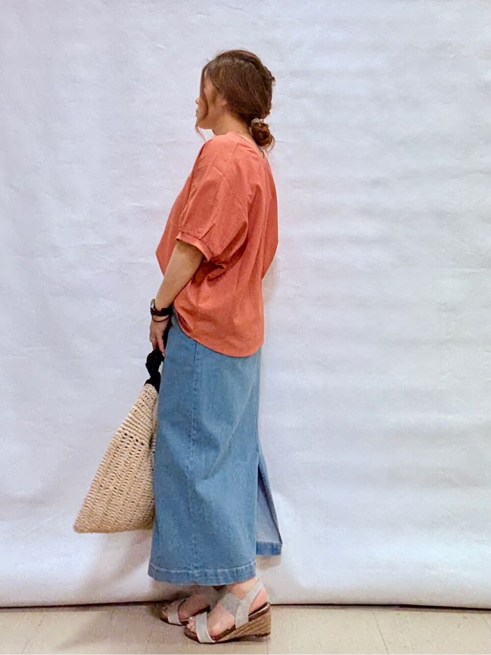 オレンジ系のシャツ/ブラウス、ブルー系のデニムスカート、シルバー系のサンダルを着用したレディースの夏コーディネートの2枚目の写真