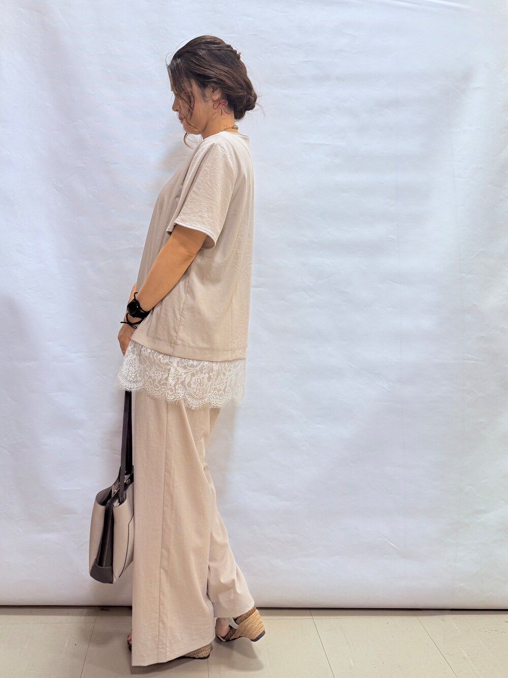ベージュ系のシャツ/ブラウス、ベージュ系のその他パンツ、シルバー系のサンダルを着用したレディースの夏コーディネートの2枚目の写真