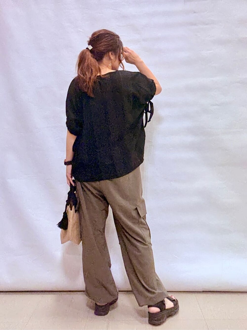 ブラック系のシャツ/ブラウス、グリーン系のその他パンツ、ブラック系のサンダルを着用したレディースの夏コーディネートの3枚目の写真
