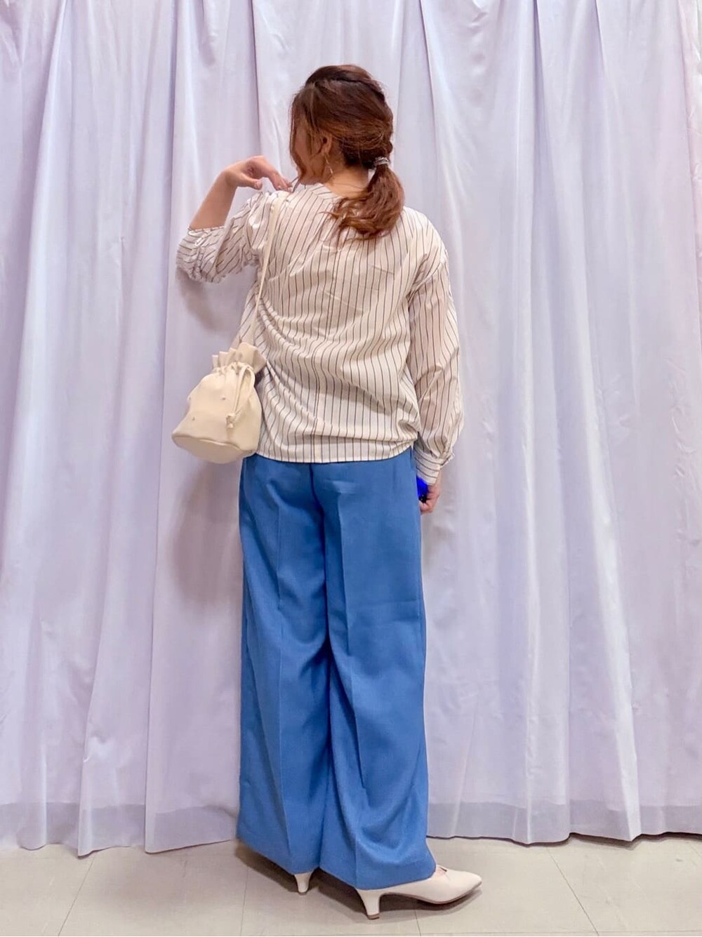 オレンジ系のカーディガン/ボレロ、ベージュ系のシャツ/ブラウス、ブルー系のその他パンツを着用したレディースの春コーディネートの7枚目の写真