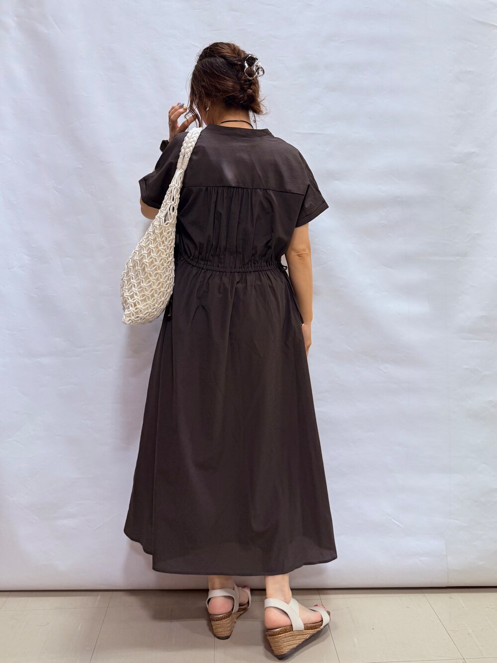 イエロー系のカーディガン/ボレロ、グレー系のワンピース、ブラック系のタンクトップを着用したレディースの夏コーディネートの5枚目の写真