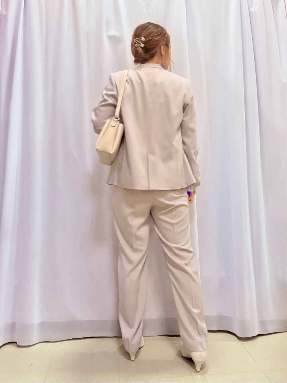 グレー系のノーカラージャケット、ホワイト系のシャツ/ブラウス、グレー系のその他パンツを着用したレディースの冬コーディネートの3枚目の写真