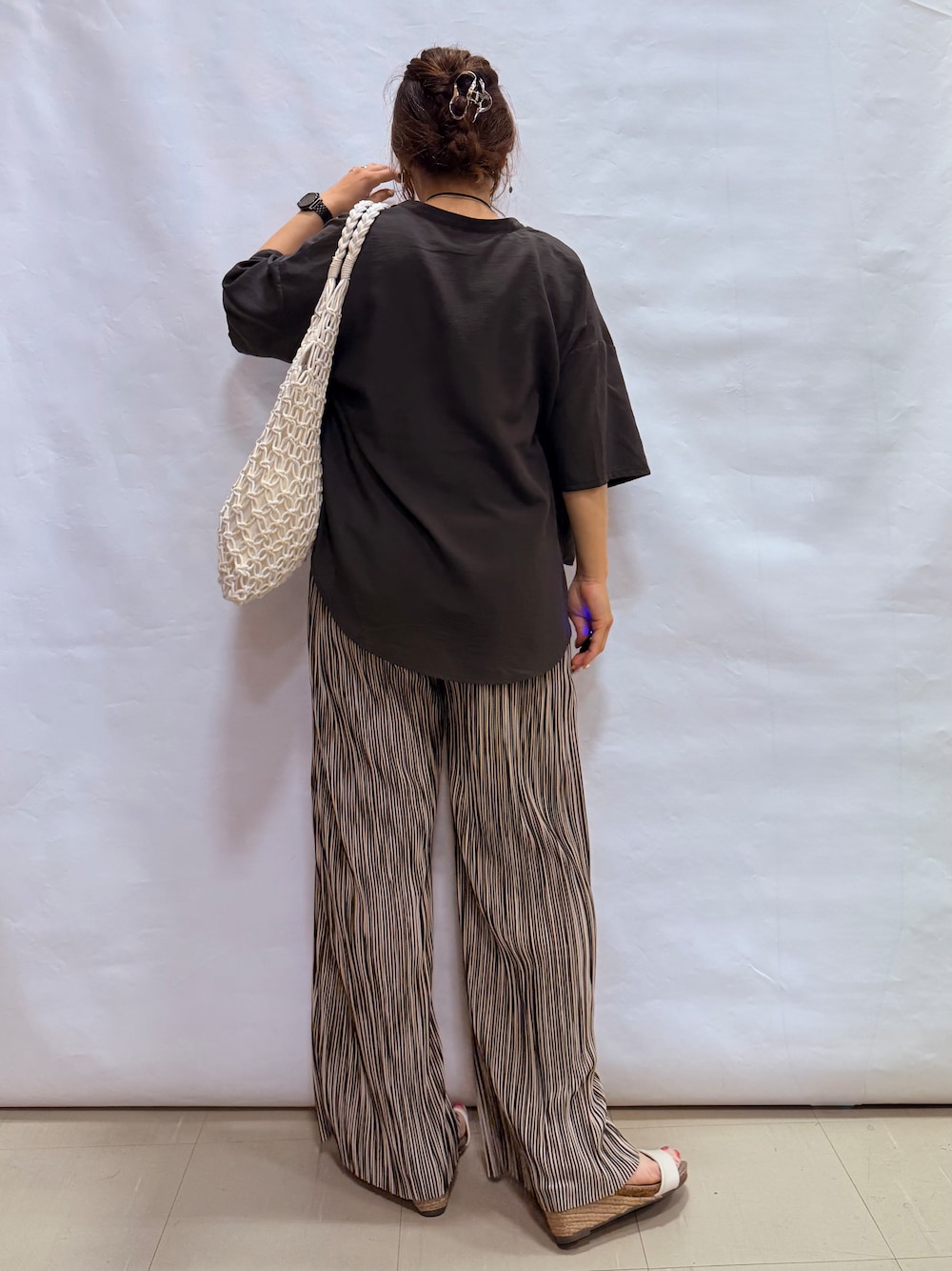 グレー系のシャツ/ブラウス、ブラック系のタンクトップ、ベージュ系のその他パンツを着用したレディースの夏コーディネートの3枚目の写真