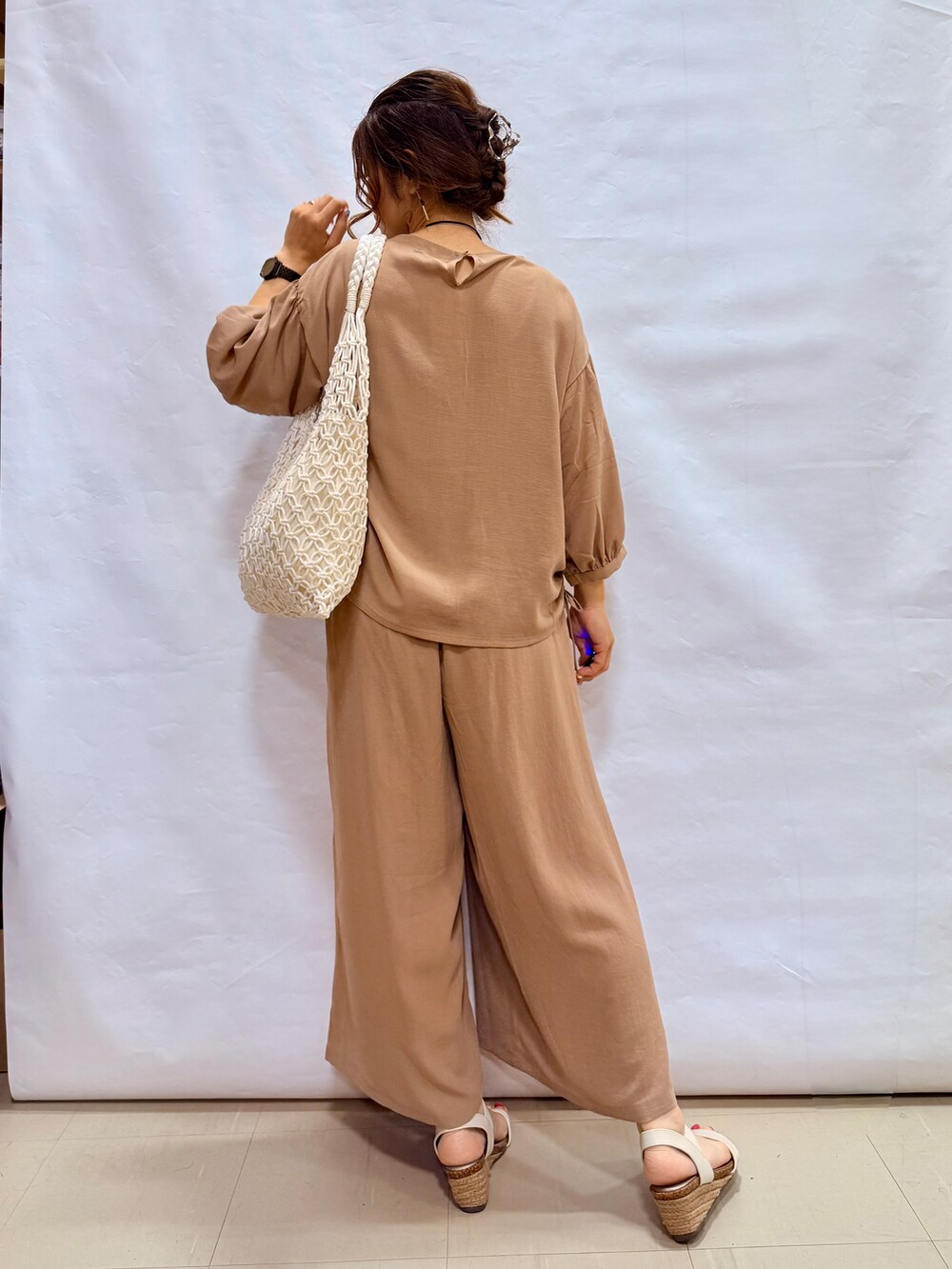 イエロー系のシャツ/ブラウス、イエロー系のその他パンツ、ホワイト系のサンダルを着用したレディースの夏コーディネートの3枚目の写真