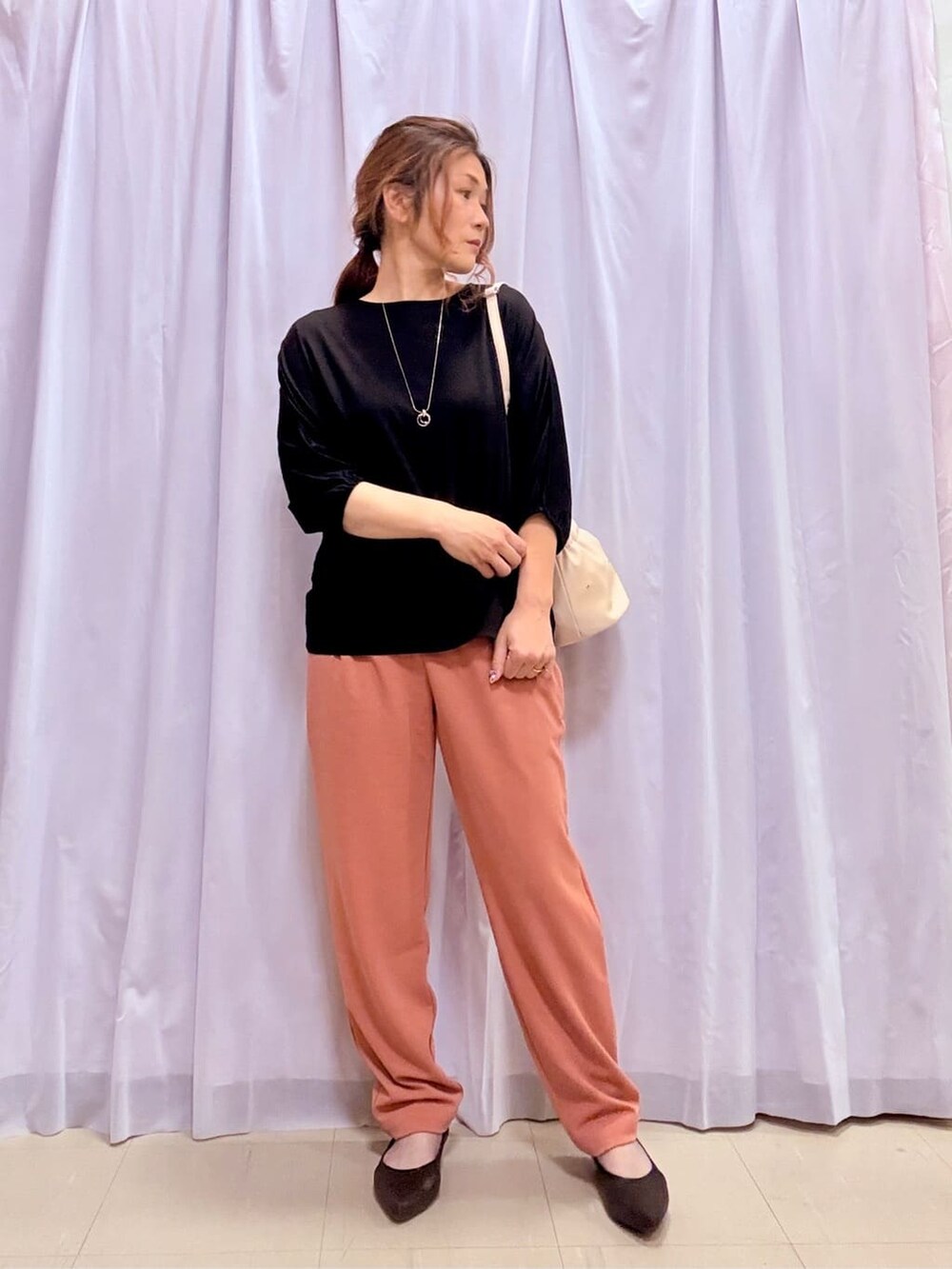 グレー系のデニムジャケット、ブラック系のTシャツ/カットソー、オレンジ系のその他パンツを着用したレディースの春コーディネートの4枚目の写真