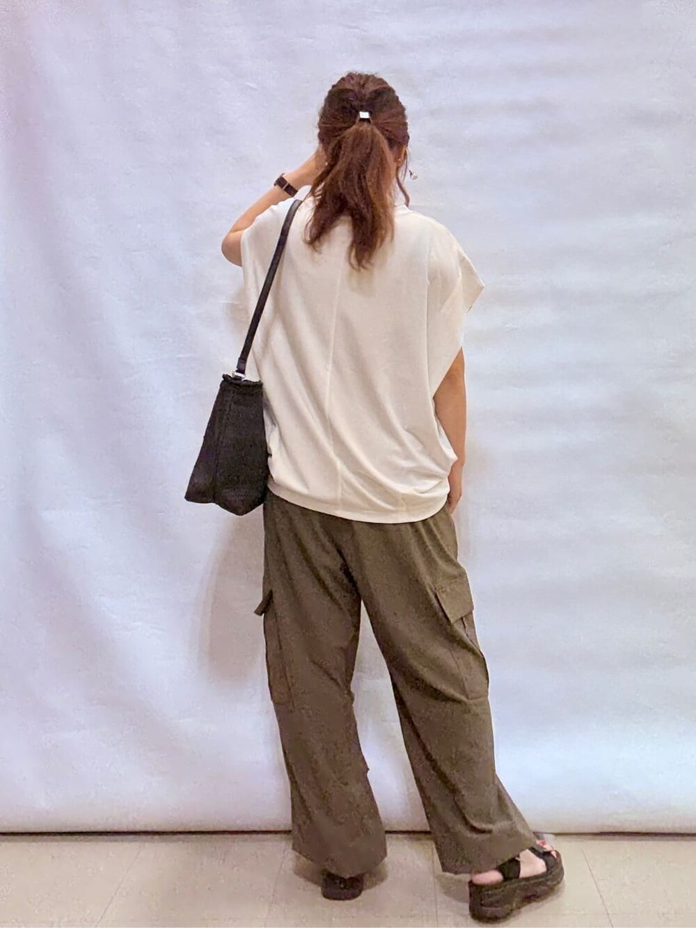 ホワイト系のTシャツ/カットソー、グリーン系のその他パンツ、ブラック系のサンダルを着用したレディースの夏コーディネートの3枚目の写真