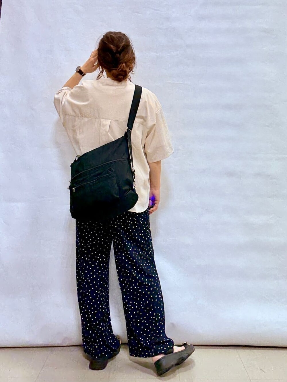 ベージュ系のシャツ/ブラウス、ホワイト系のTシャツ/カットソー、ブラック系のサンダルを着用したレディースの夏コーディネートの3枚目の写真