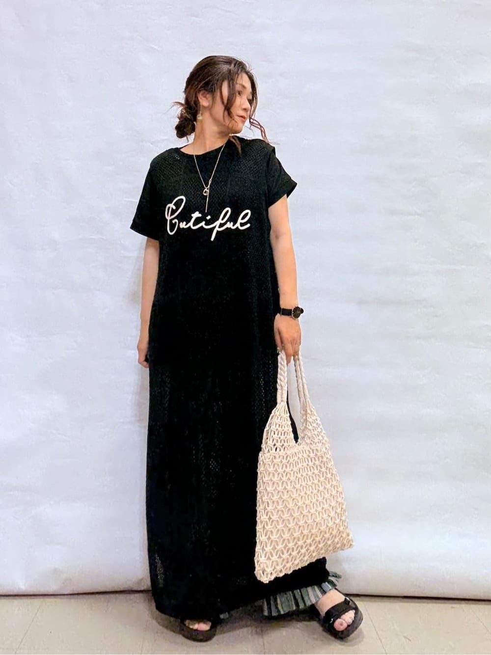 ブラック系のワンピース、ブラック系のTシャツ/カットソー、グリーン系のその他パンツを着用したレディースの秋コーディネートの4枚目の写真