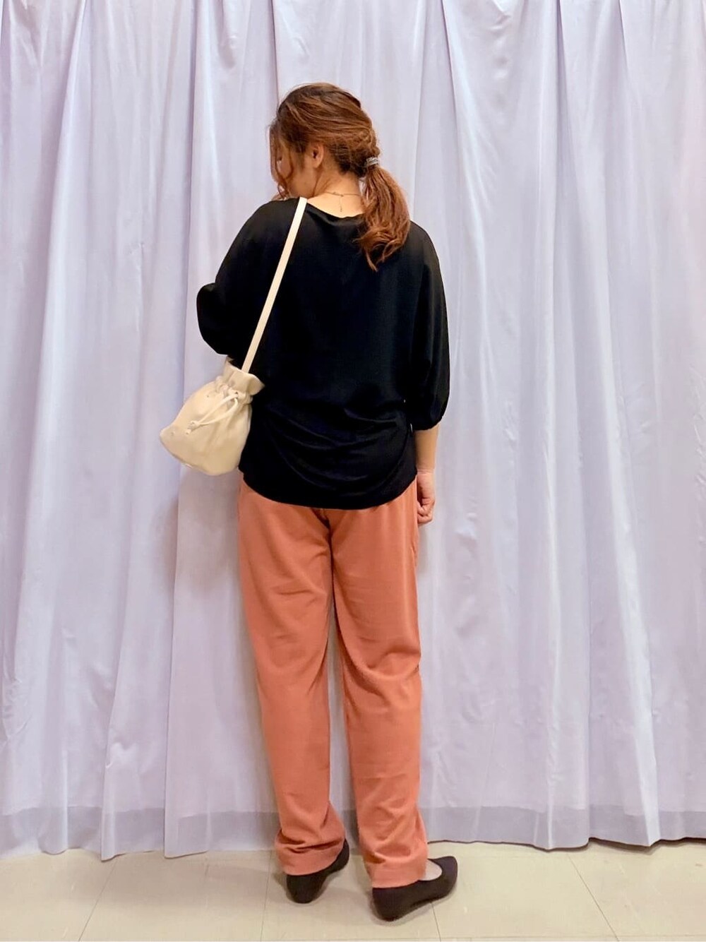 グレー系のデニムジャケット、ブラック系のTシャツ/カットソー、オレンジ系のその他パンツを着用したレディースの春コーディネートの6枚目の写真