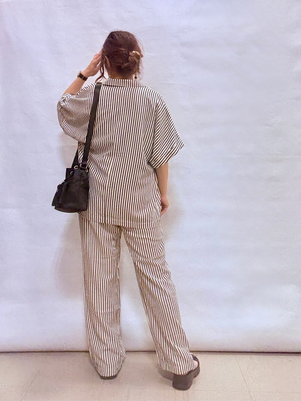 ブルー系のテーラードジャケット、グレー系のTシャツ/カットソー、ブルー系のその他パンツを着用したレディースの夏コーディネートの3枚目の写真