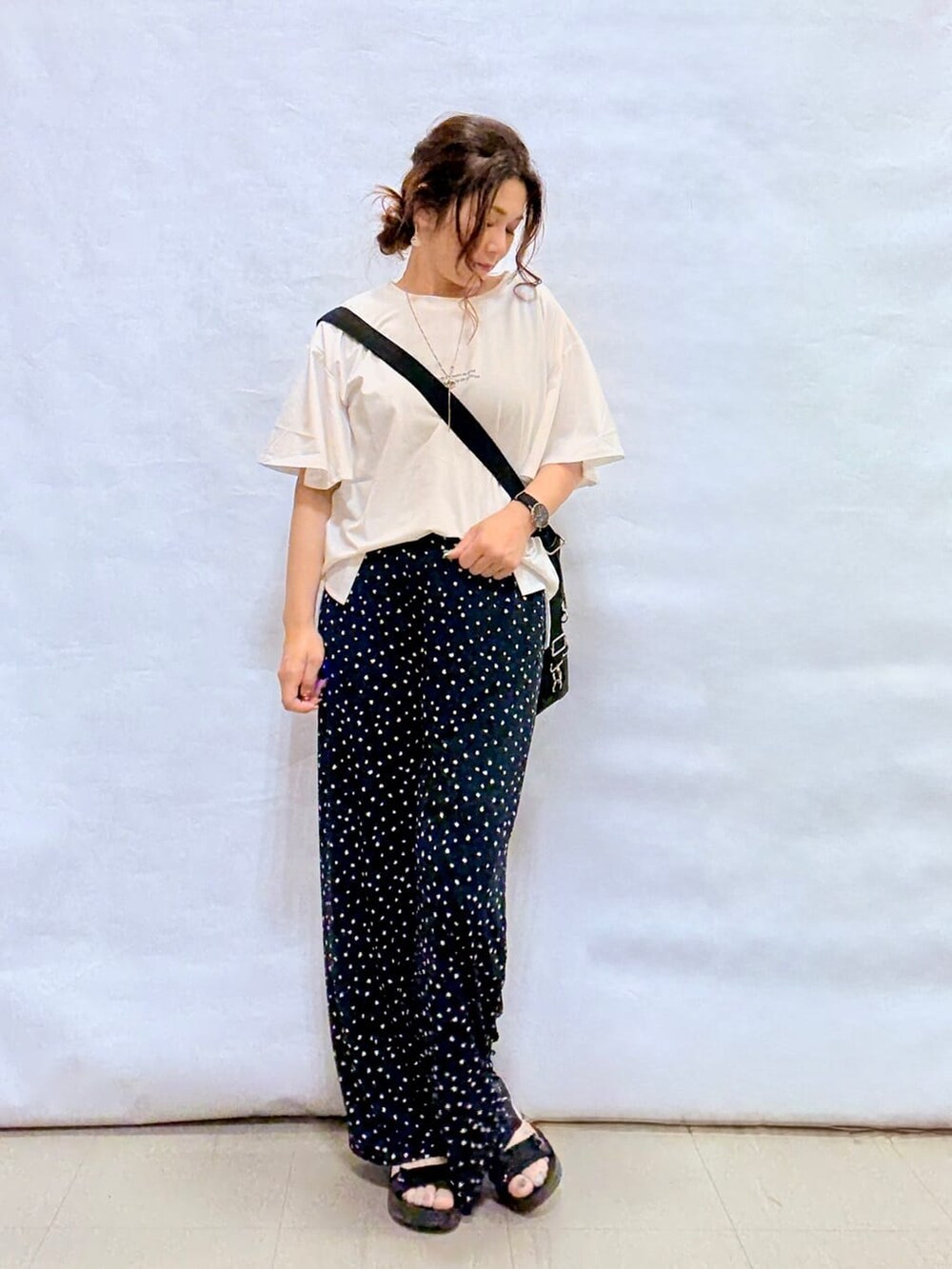 ベージュ系のシャツ/ブラウス、ホワイト系のTシャツ/カットソー、ブラック系のサンダルを着用したレディースの夏コーディネートの4枚目の写真