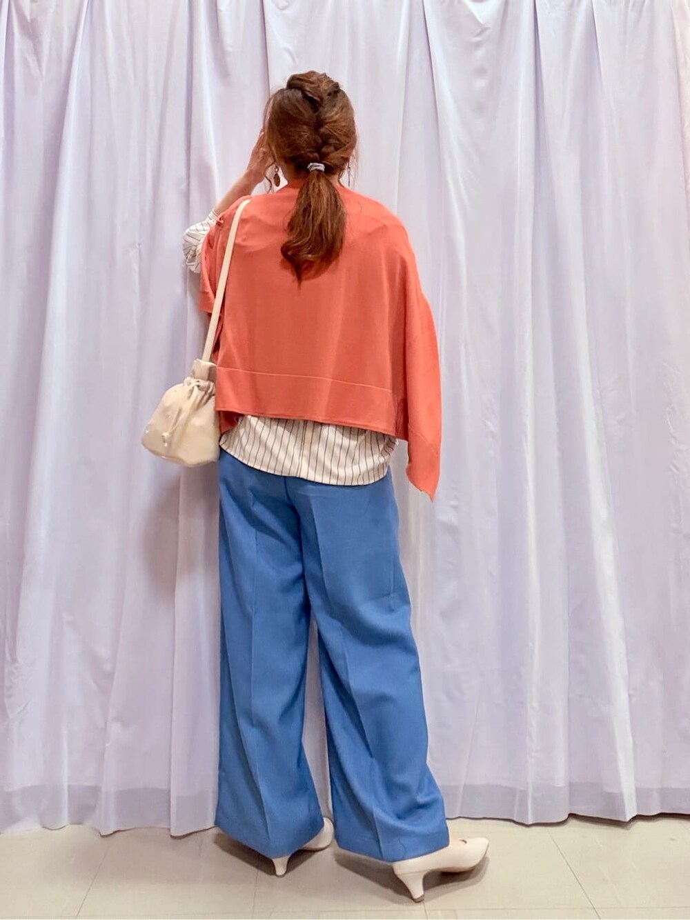 オレンジ系のカーディガン/ボレロ、ベージュ系のシャツ/ブラウス、ブルー系のその他パンツを着用したレディースの春コーディネートの3枚目の写真