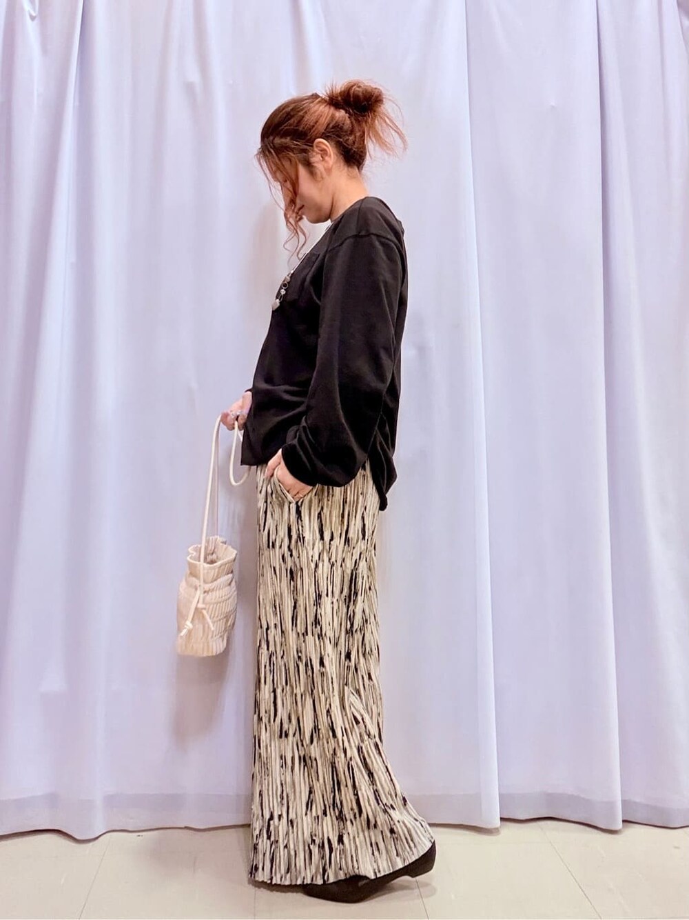 ブルー系のワンピース、ブラック系のTシャツ/カットソー、ブルー系のその他パンツを着用したレディースの春コーディネートの5枚目の写真