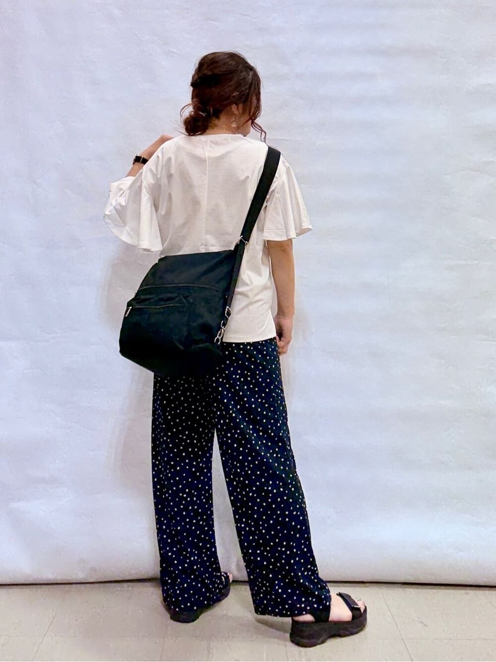 ベージュ系のシャツ/ブラウス、ホワイト系のTシャツ/カットソー、ブラック系のサンダルを着用したレディースの夏コーディネートの6枚目の写真