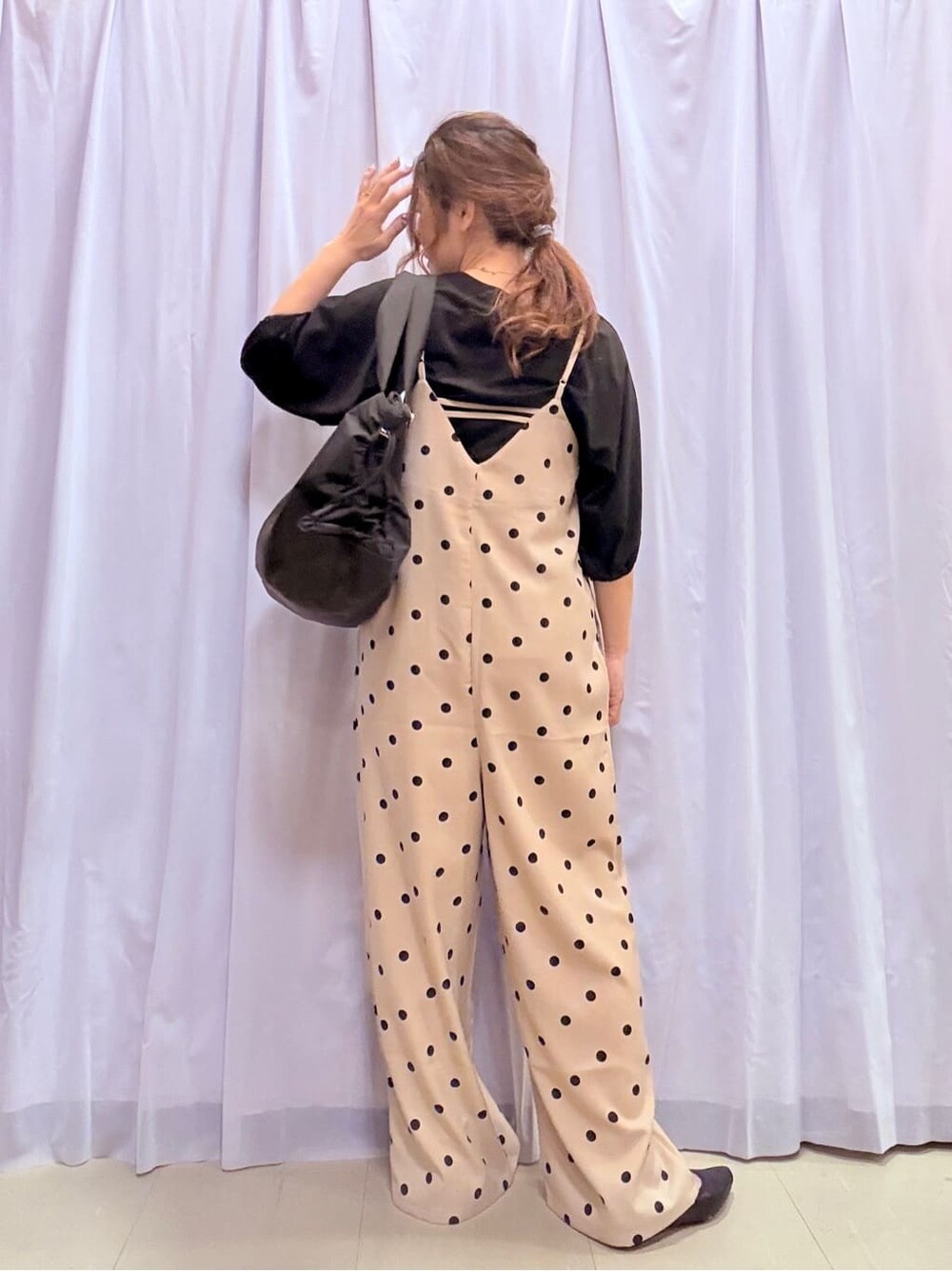ブラック系のTシャツ/カットソー、ベージュ系のサロペット/オーバーオール、ブラック系のその他シューズを着用したレディースの春コーディネートの3枚目の写真