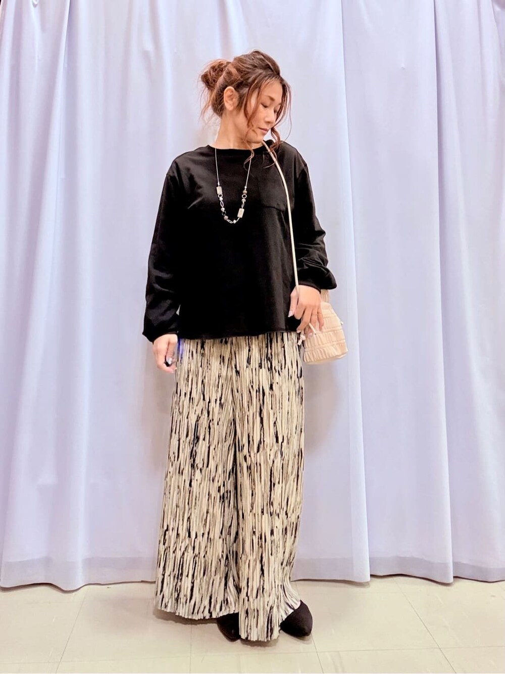 ブルー系のワンピース、ブラック系のTシャツ/カットソー、ブルー系のその他パンツを着用したレディースの春コーディネートの4枚目の写真