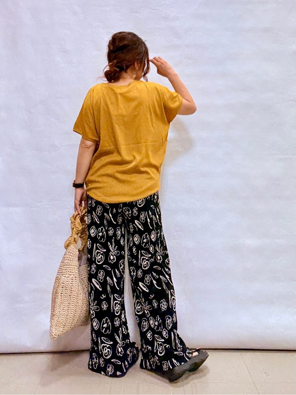ホワイト系のカーディガン/ボレロ、イエロー系のTシャツ/カットソー、ブラック系のその他パンツを着用したレディースの夏コーディネートの5枚目の写真