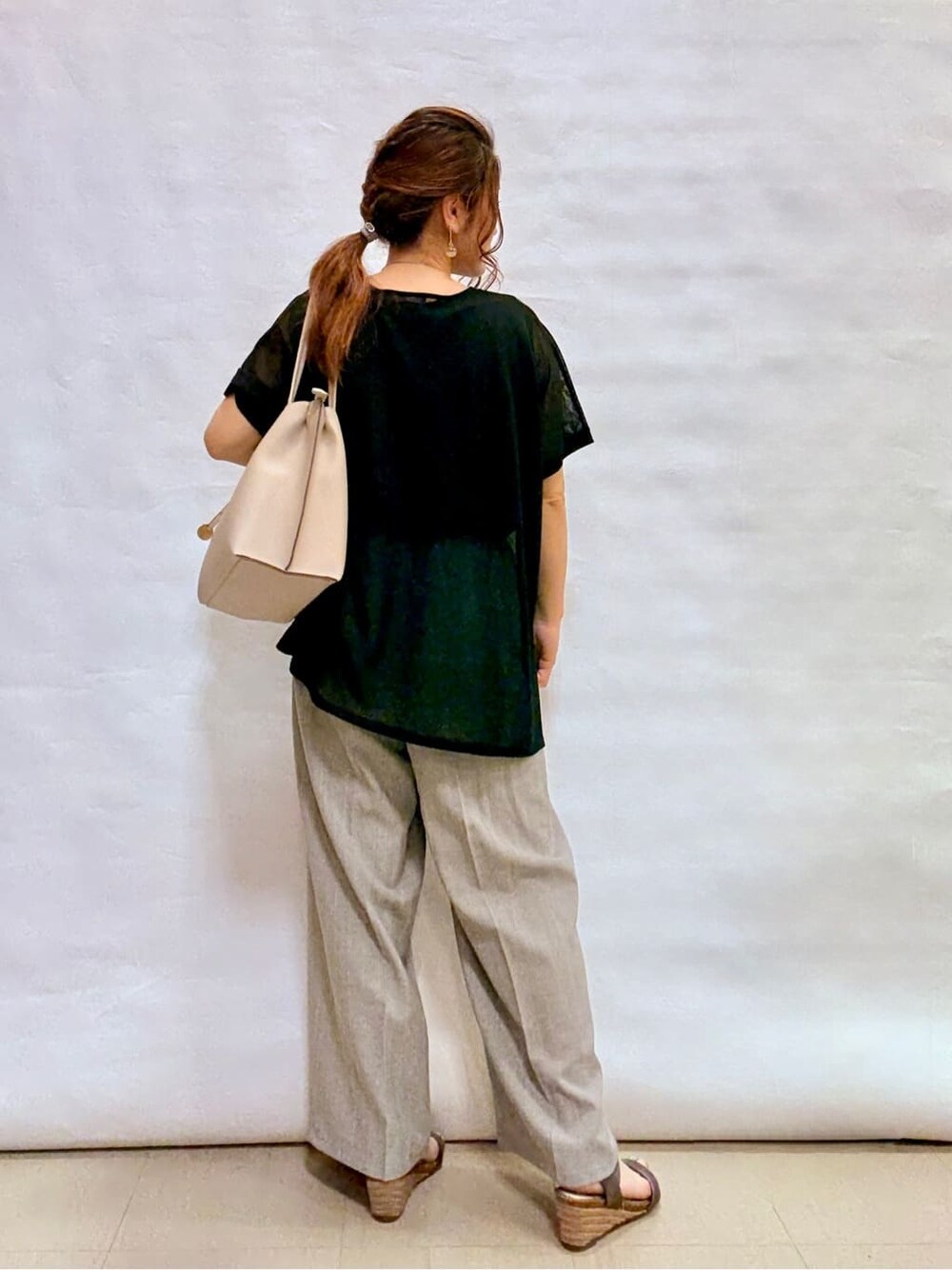 ブラック系のその他トップス、グレー系のその他パンツ、その他のサンダルを着用したレディースの春コーディネートの3枚目の写真