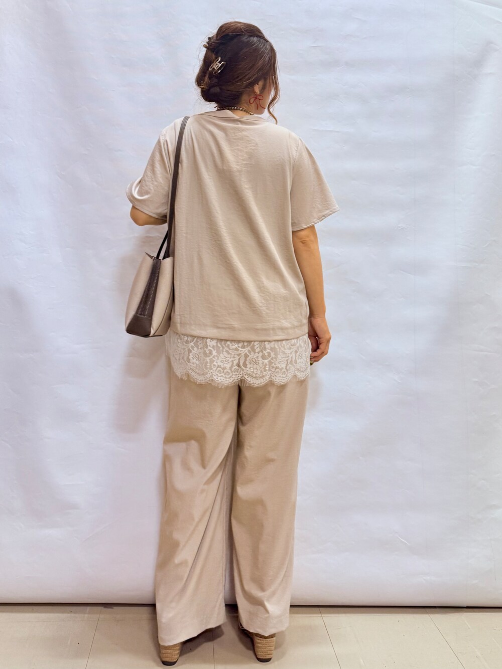ベージュ系のシャツ/ブラウス、ベージュ系のその他パンツ、シルバー系のサンダルを着用したレディースの夏コーディネートの3枚目の写真