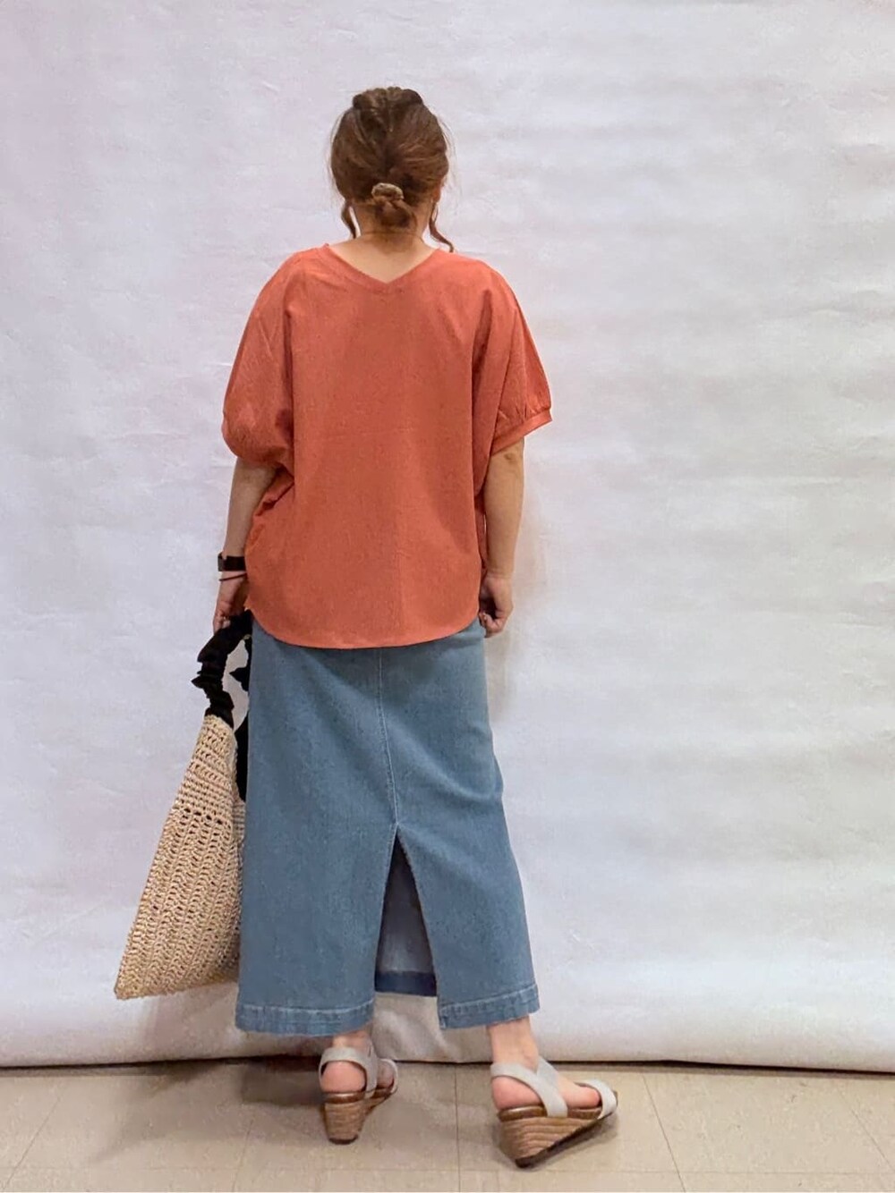 オレンジ系のシャツ/ブラウス、ブルー系のデニムスカート、シルバー系のサンダルを着用したレディースの夏コーディネートの3枚目の写真