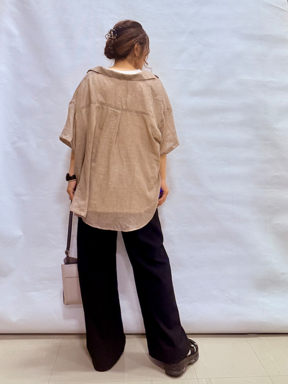 ベージュ系のテーラードジャケット、ホワイト系のTシャツ/カットソー、ブラック系のその他パンツを着用したレディースの夏コーディネートの3枚目の写真
