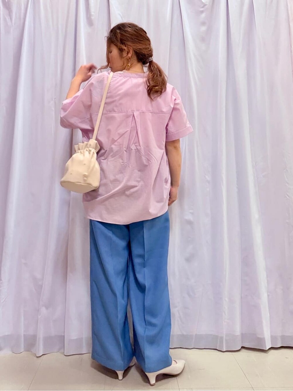 パープル系のシャツ/ブラウス、ホワイト系のTシャツ/カットソー、ブルー系のその他パンツを着用したレディースの春コーディネートの3枚目の写真
