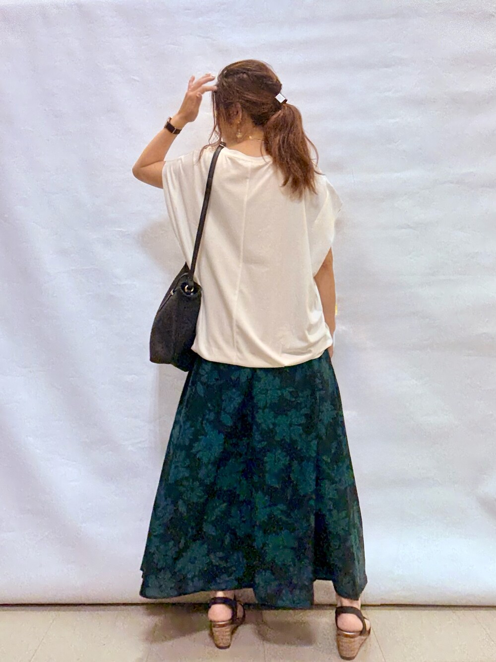 ホワイト系のTシャツ/カットソー、ブラック系のショルダーバッグ、ブルー系のスカートを着用したレディースの夏コーディネートの3枚目の写真