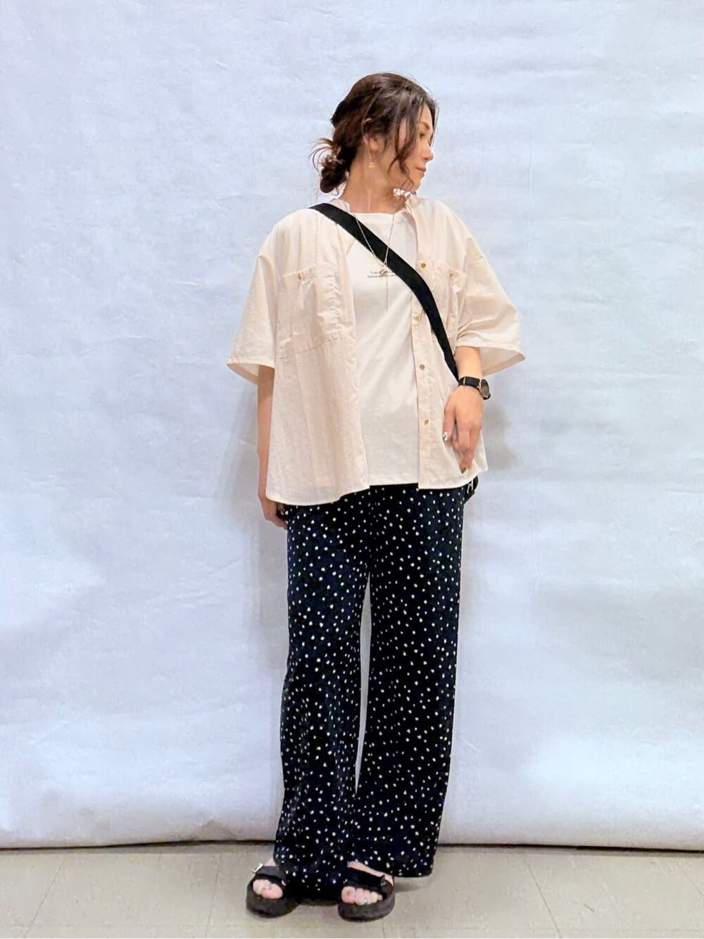 ベージュ系のシャツ/ブラウス、ホワイト系のTシャツ/カットソー、ブラック系のサンダルを着用したレディースの夏コーディネートの7枚目の写真