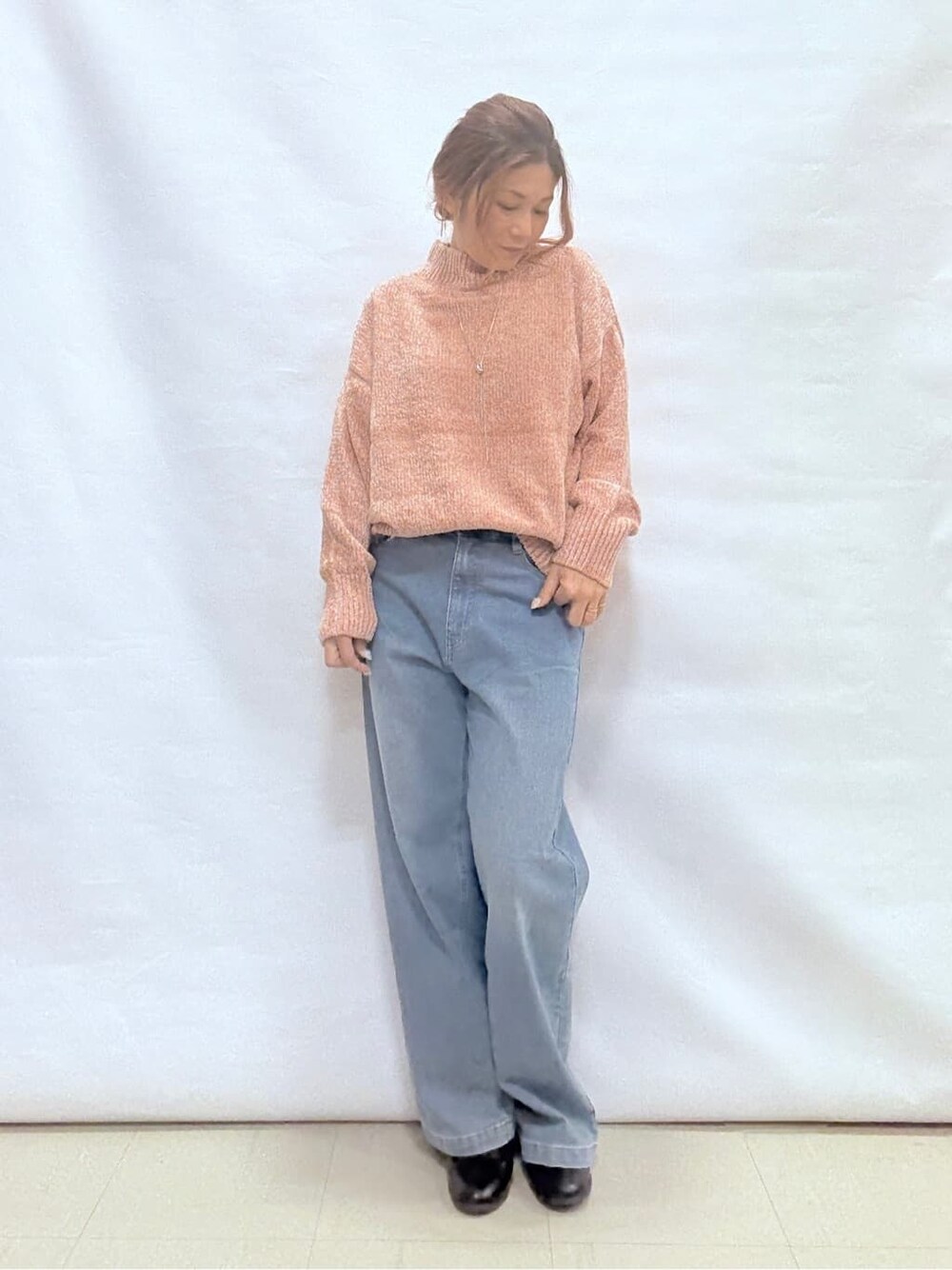 ホワイト系のその他アウター、ピンク系のニット/セーター、ブルー系のデニムパンツを着用したレディースの冬コーディネートの4枚目の写真