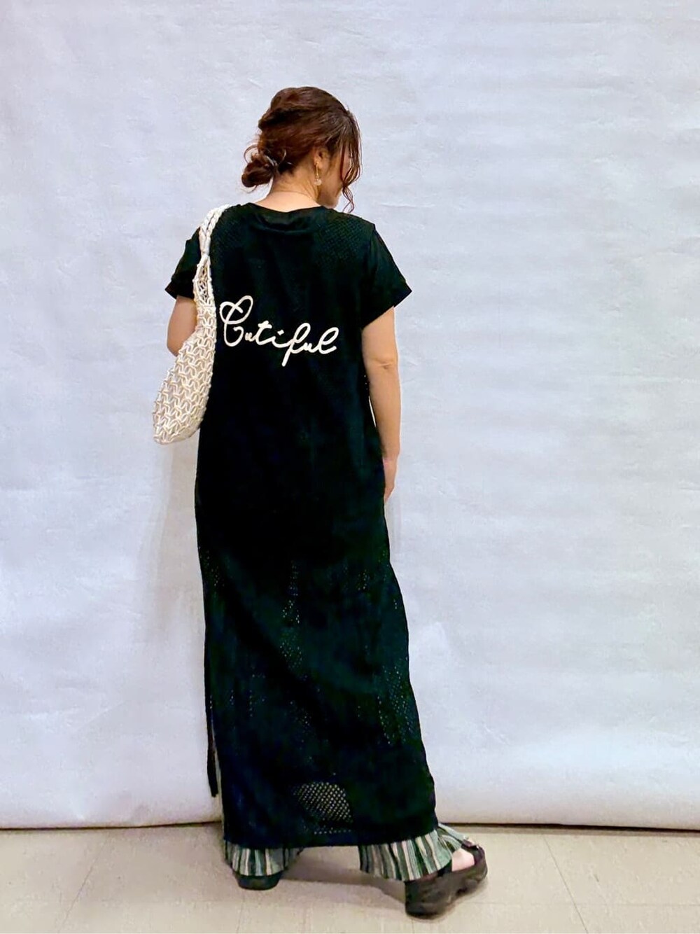 ブラック系のワンピース、ブラック系のTシャツ/カットソー、グリーン系のその他パンツを着用したレディースの秋コーディネートの3枚目の写真