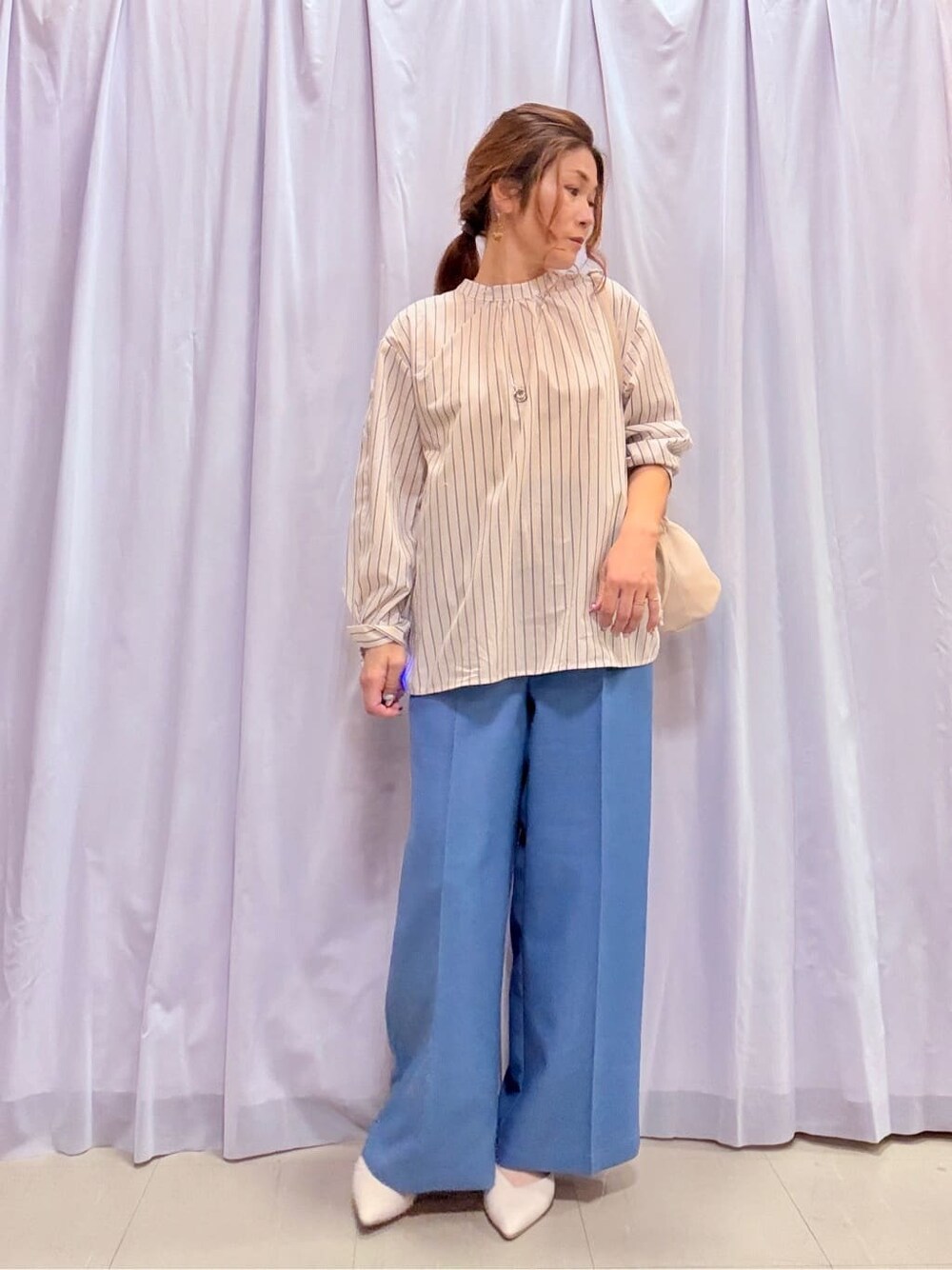 オレンジ系のカーディガン/ボレロ、ベージュ系のシャツ/ブラウス、ブルー系のその他パンツを着用したレディースの春コーディネートの8枚目の写真