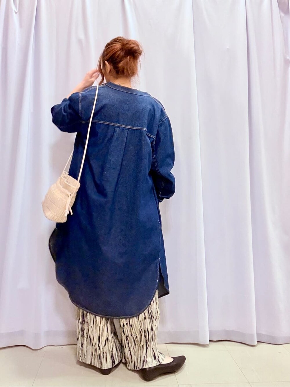 ブルー系のワンピース、ブラック系のTシャツ/カットソー、ブルー系のその他パンツを着用したレディースの春コーディネートの3枚目の写真