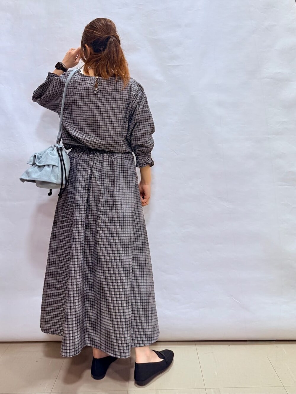グレー系のシャツ/ブラウス、グレー系のスカート、ブラック系のその他シューズを着用したレディースの春コーディネートの3枚目の写真