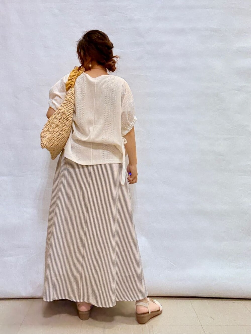 ブルー系のカーディガン/ボレロ、ホワイト系のシャツ/ブラウス、グレー系のスカートを着用したレディースの夏コーディネートの6枚目の写真