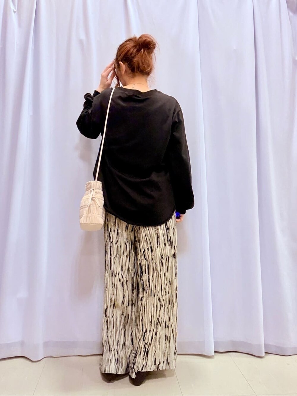 ブルー系のワンピース、ブラック系のTシャツ/カットソー、ブルー系のその他パンツを着用したレディースの春コーディネートの6枚目の写真