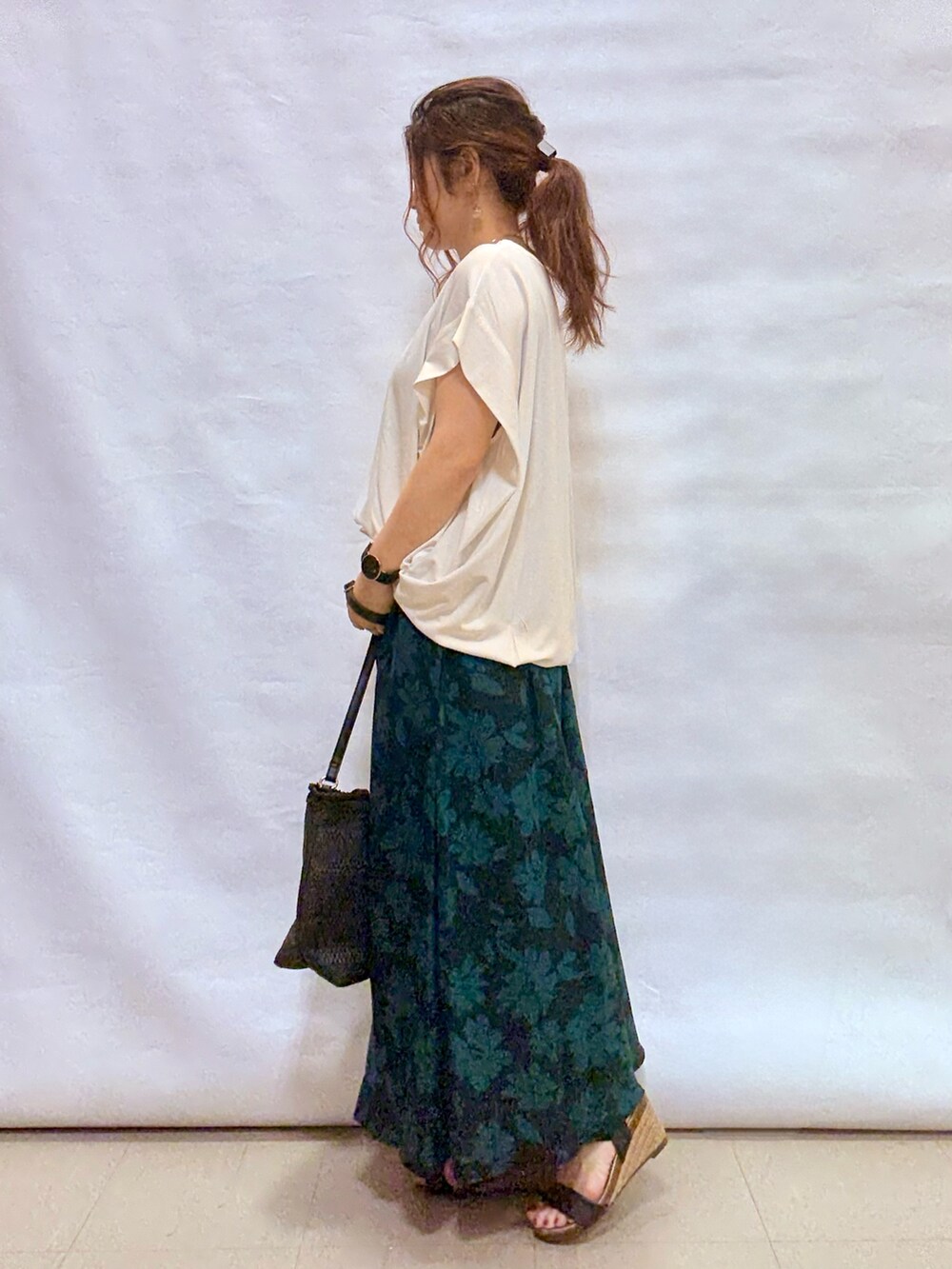 ホワイト系のTシャツ/カットソー、ブラック系のショルダーバッグ、ブルー系のスカートを着用したレディースの夏コーディネートの2枚目の写真