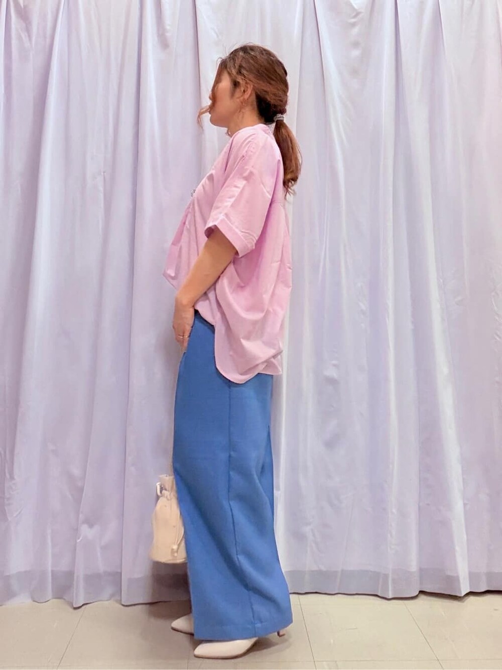 パープル系のシャツ/ブラウス、ホワイト系のTシャツ/カットソー、ブルー系のその他パンツを着用したレディースの春コーディネートの2枚目の写真