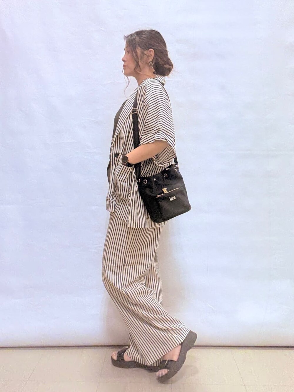 ブルー系のテーラードジャケット、グレー系のTシャツ/カットソー、ブルー系のその他パンツを着用したレディースの夏コーディネートの2枚目の写真