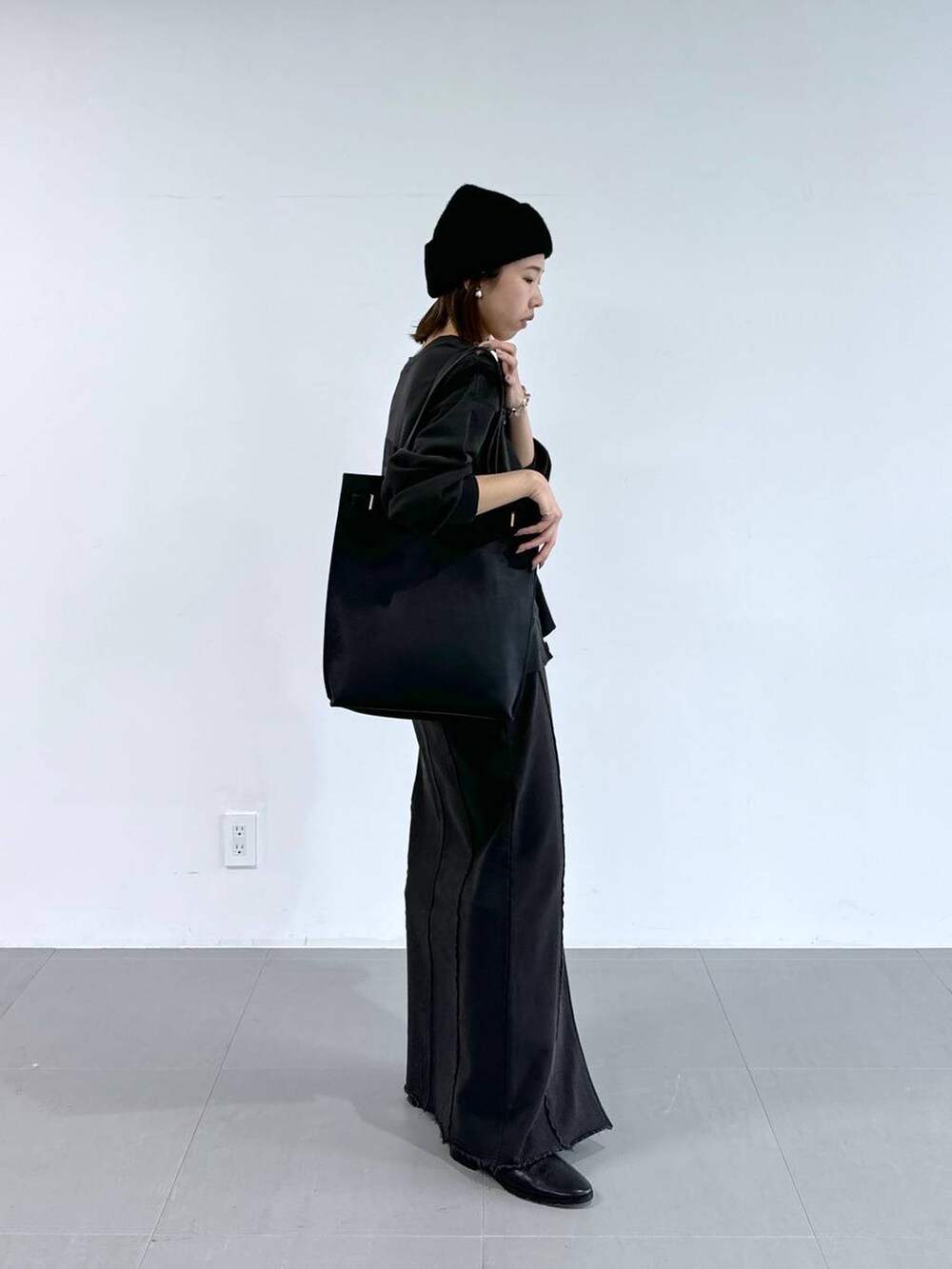 ブラック系のキャミソール、グレー系のスカート、グレー系のカーディガン/ボレロを着用したレディースの冬コーディネートの5枚目の写真